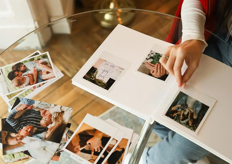 Фотокартки в руках