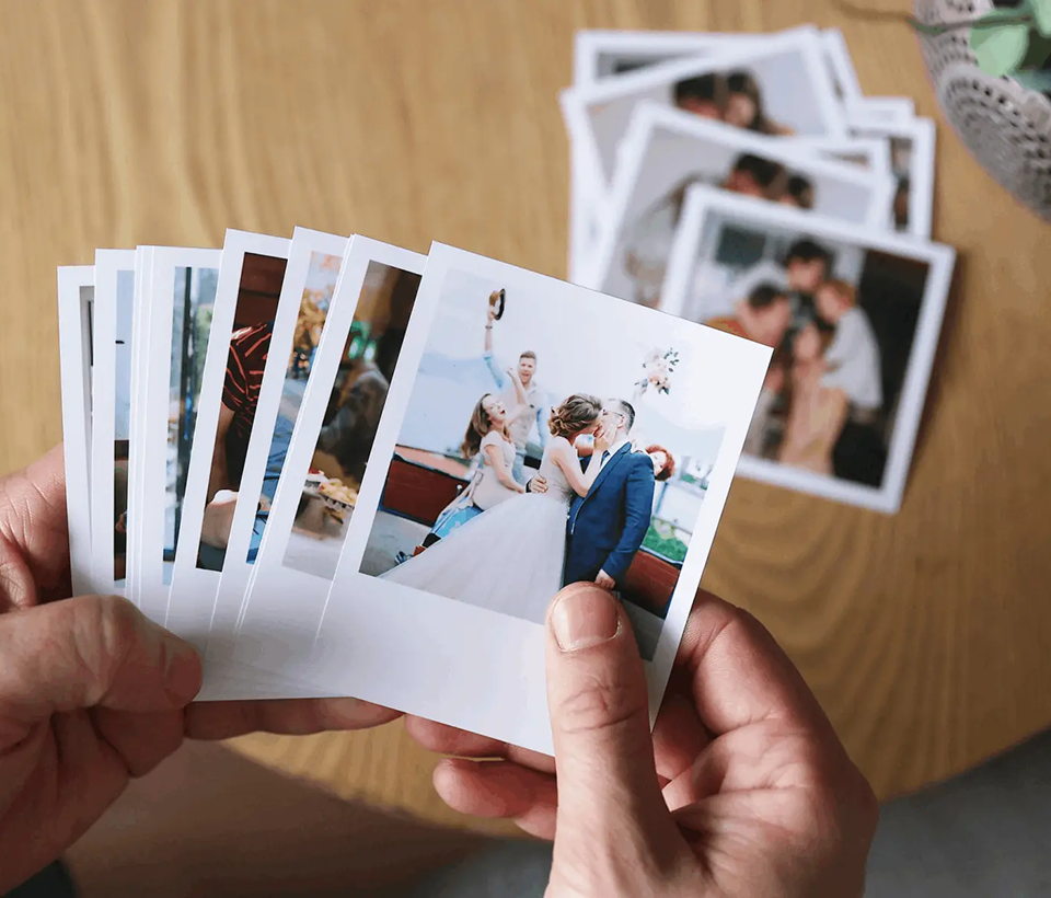 Фотокартки Polaroid в руках